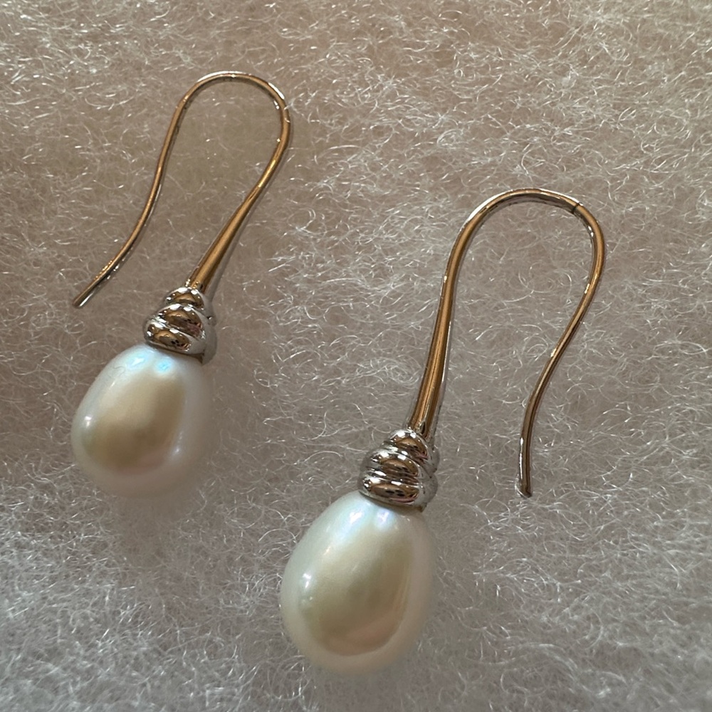 Fresh water pearl sterling earrings, preowned.